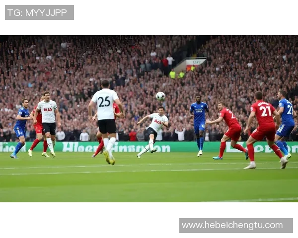 足球明星在绿茵场上的惊艳跳跃瞬间展现力量与技巧的完美结合